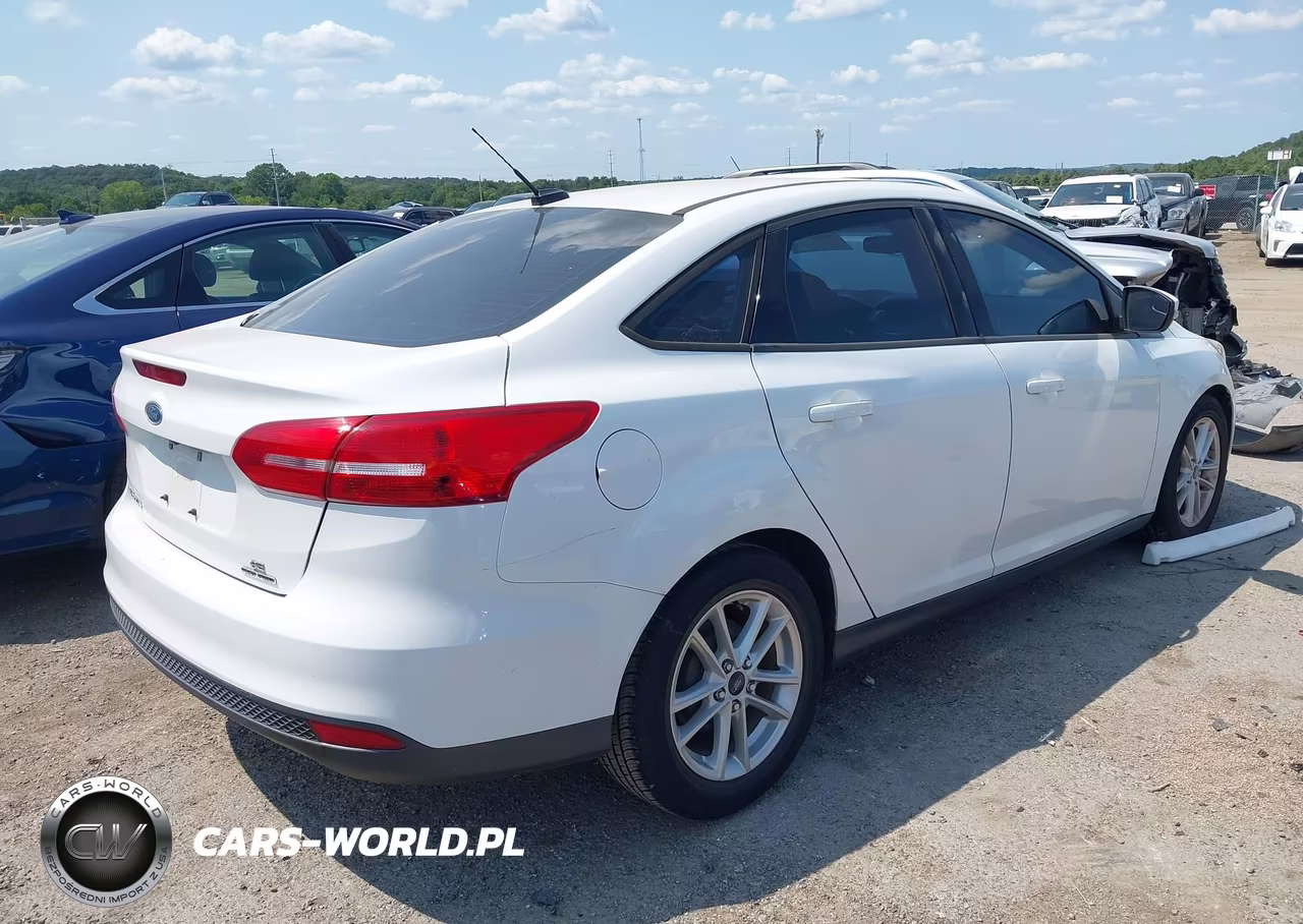2016 Ford Focus Se VIN:1FADP3F24GL290927 - 4