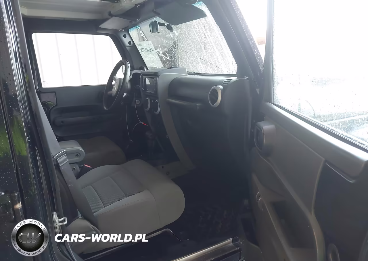 2008 Jeep Wrangler Unlimited Sahara VIN:1J8GA59158L592955 - 5