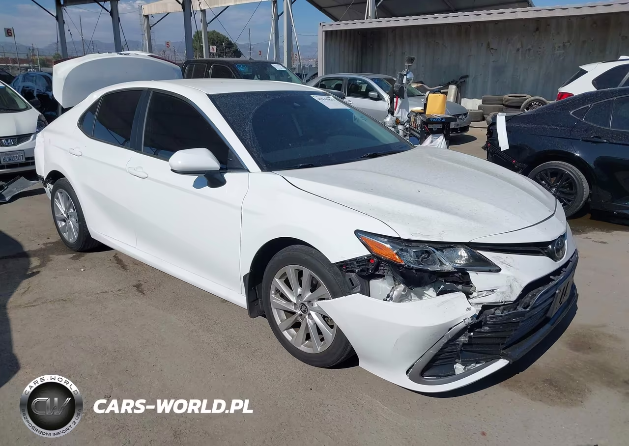 2022 Toyota Camry Le – zdjęcie 1 z 17