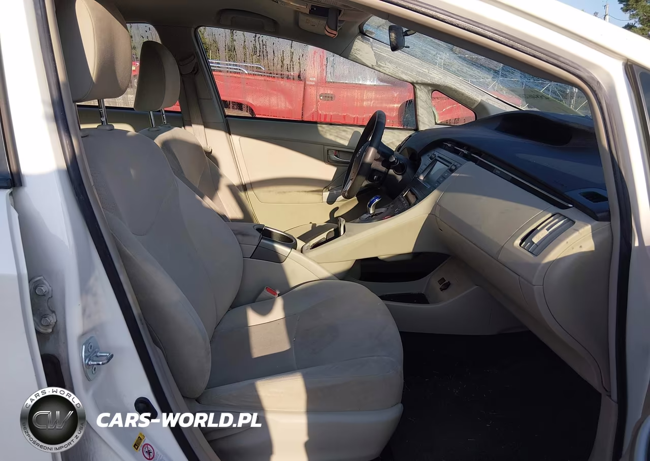 2014 Toyota Prius Two VIN:JTDKN3DU9E1748613 - 5