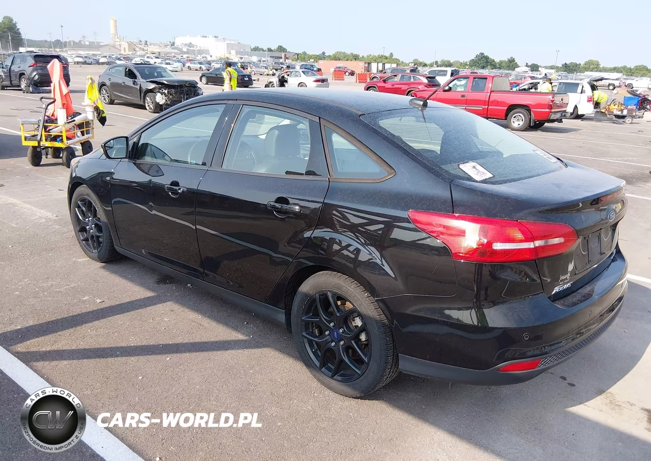 2016 Ford Focus Se VIN:1FADP3F23GL256882 - 3