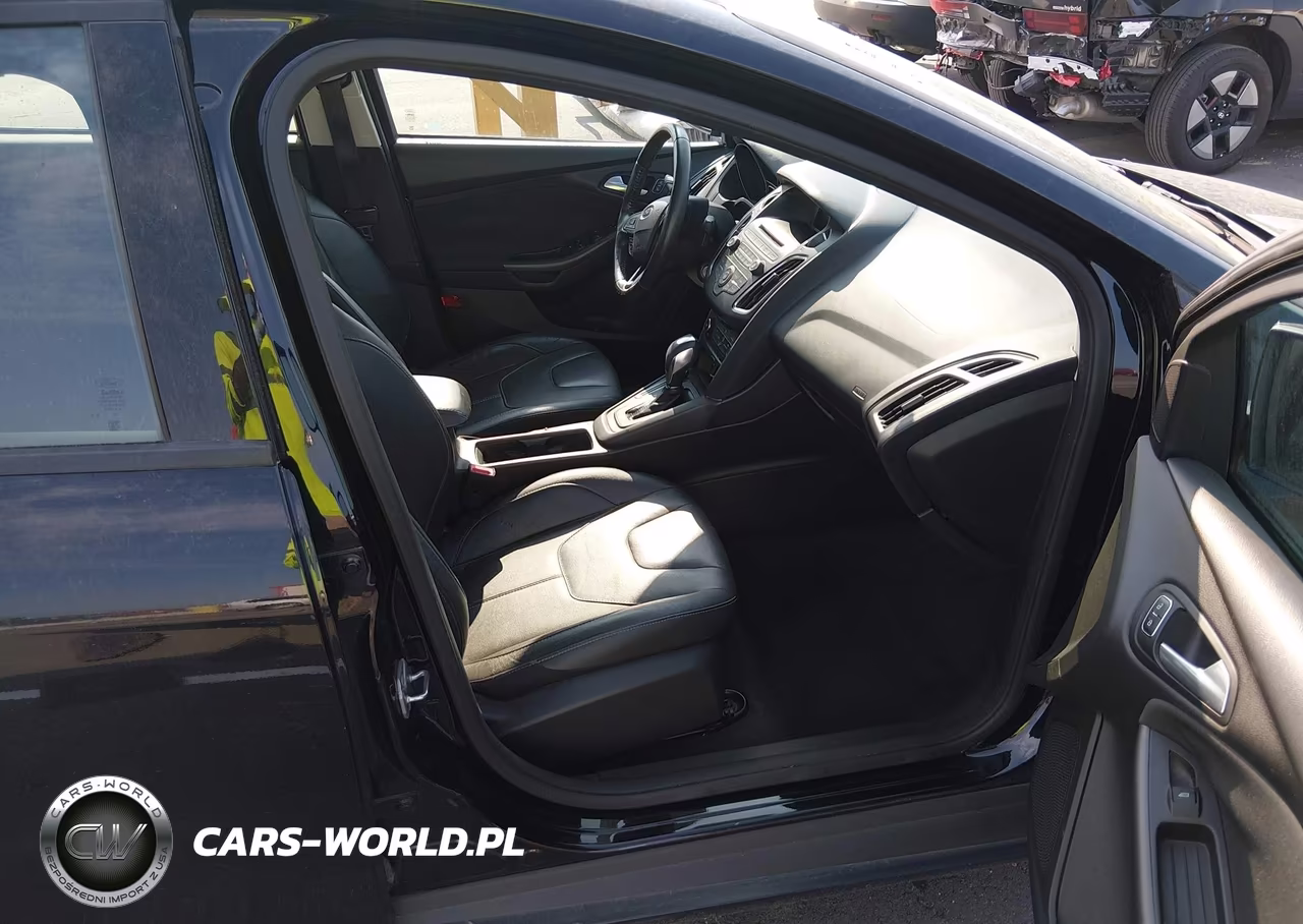2016 Ford Focus Se VIN:1FADP3F23GL256882 - 5