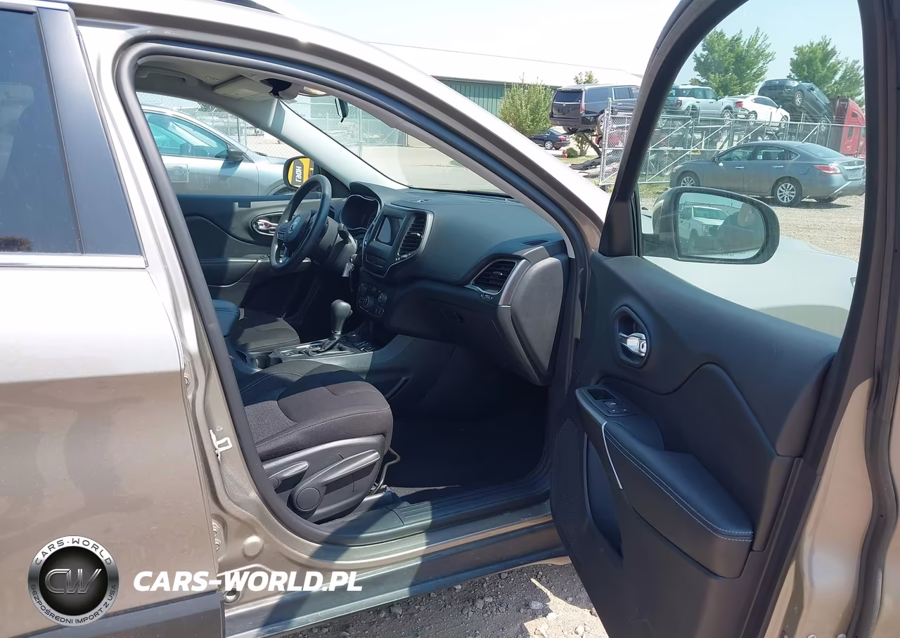 2019 Jeep Cherokee Latitude 4X4 VIN:1C4PJMCB6KD440431 - 5