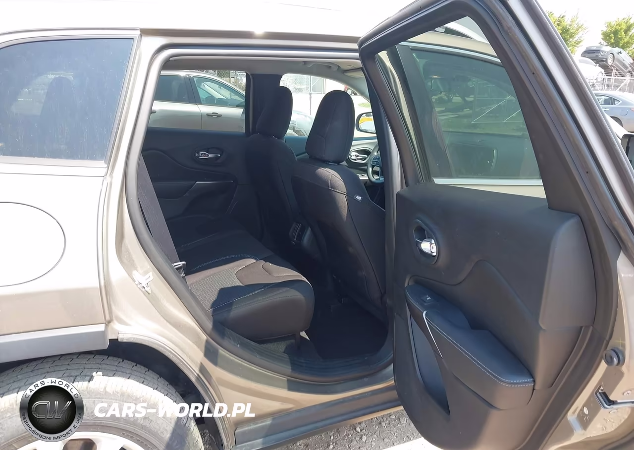 2019 Jeep Cherokee Latitude 4X4 VIN:1C4PJMCB6KD440431 - 8
