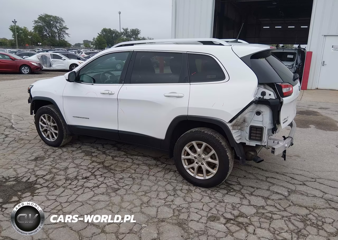 2018 Jeep Cherokee Latitude Plus 4X4 VIN:1C4PJMLB9JD619142 - 3