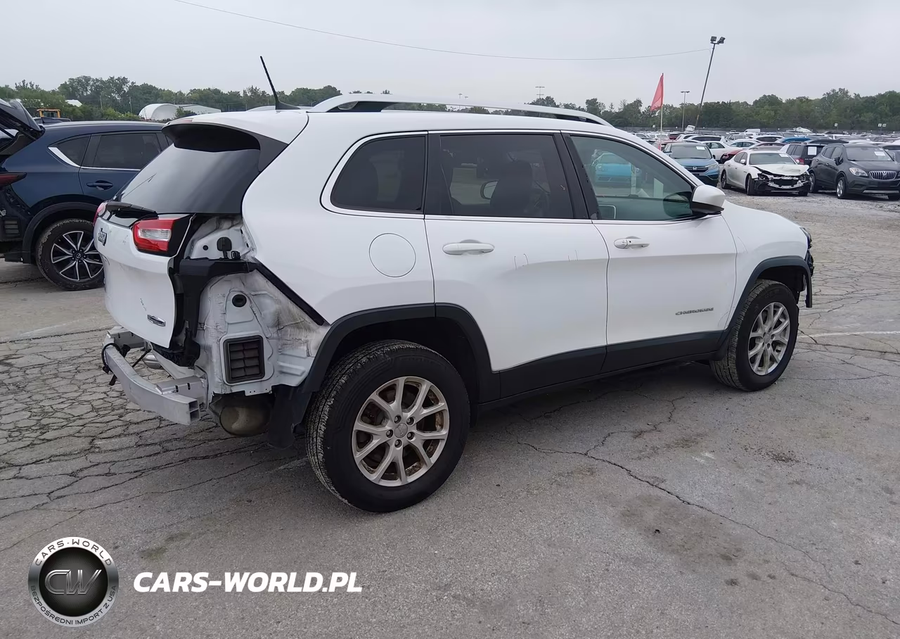 2018 Jeep Cherokee Latitude Plus 4X4 VIN:1C4PJMLB9JD619142 - 4