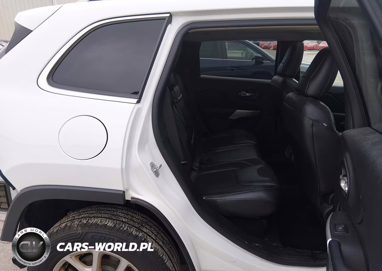 2018 Jeep Cherokee Latitude Plus 4X4 VIN:1C4PJMLB9JD619142 - 8