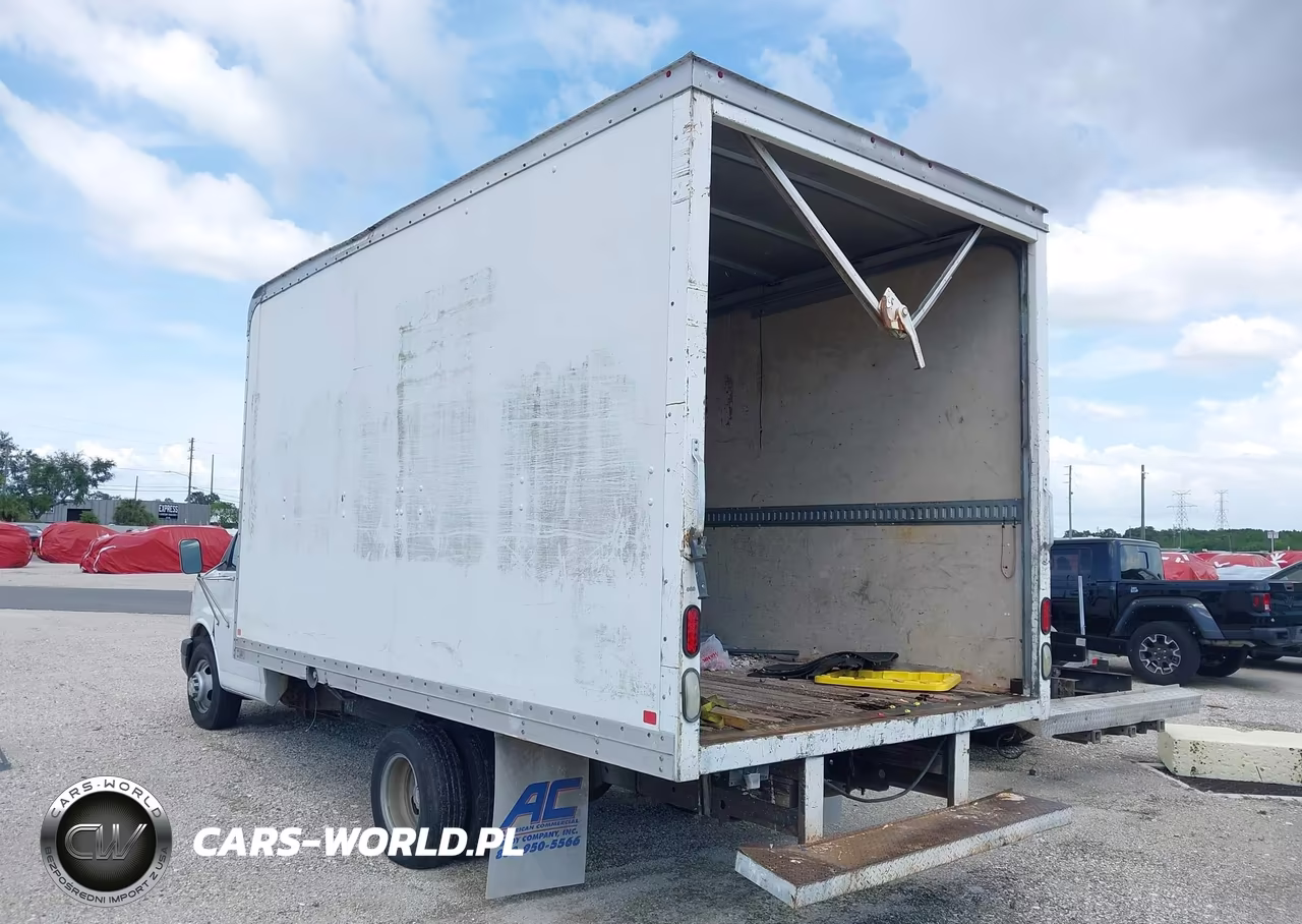 2005 Chevrolet Express Cutaway Base W-C7A VIN:1GBJG31U651157752 - 3