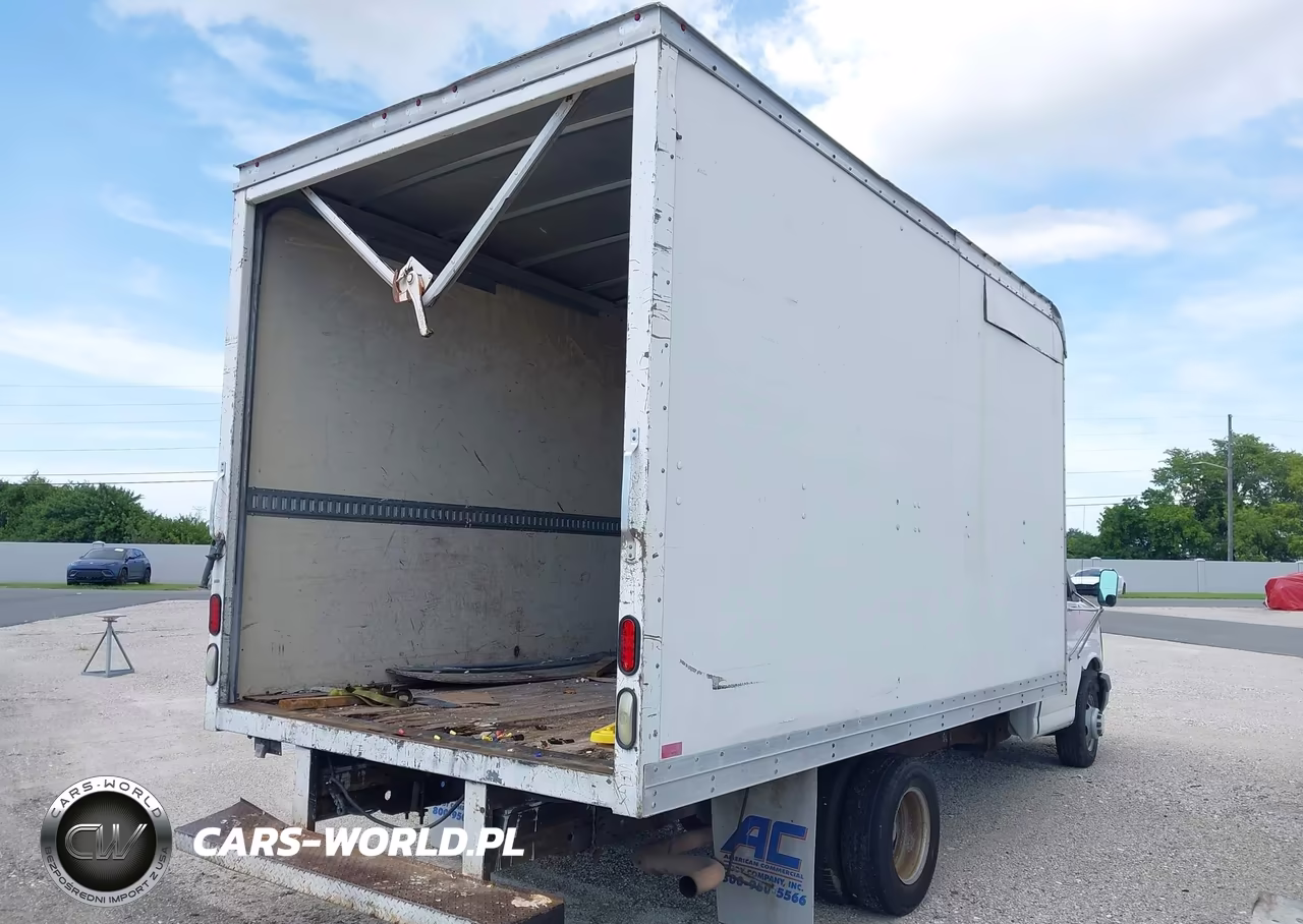 2005 Chevrolet Express Cutaway Base W-C7A VIN:1GBJG31U651157752 - 4