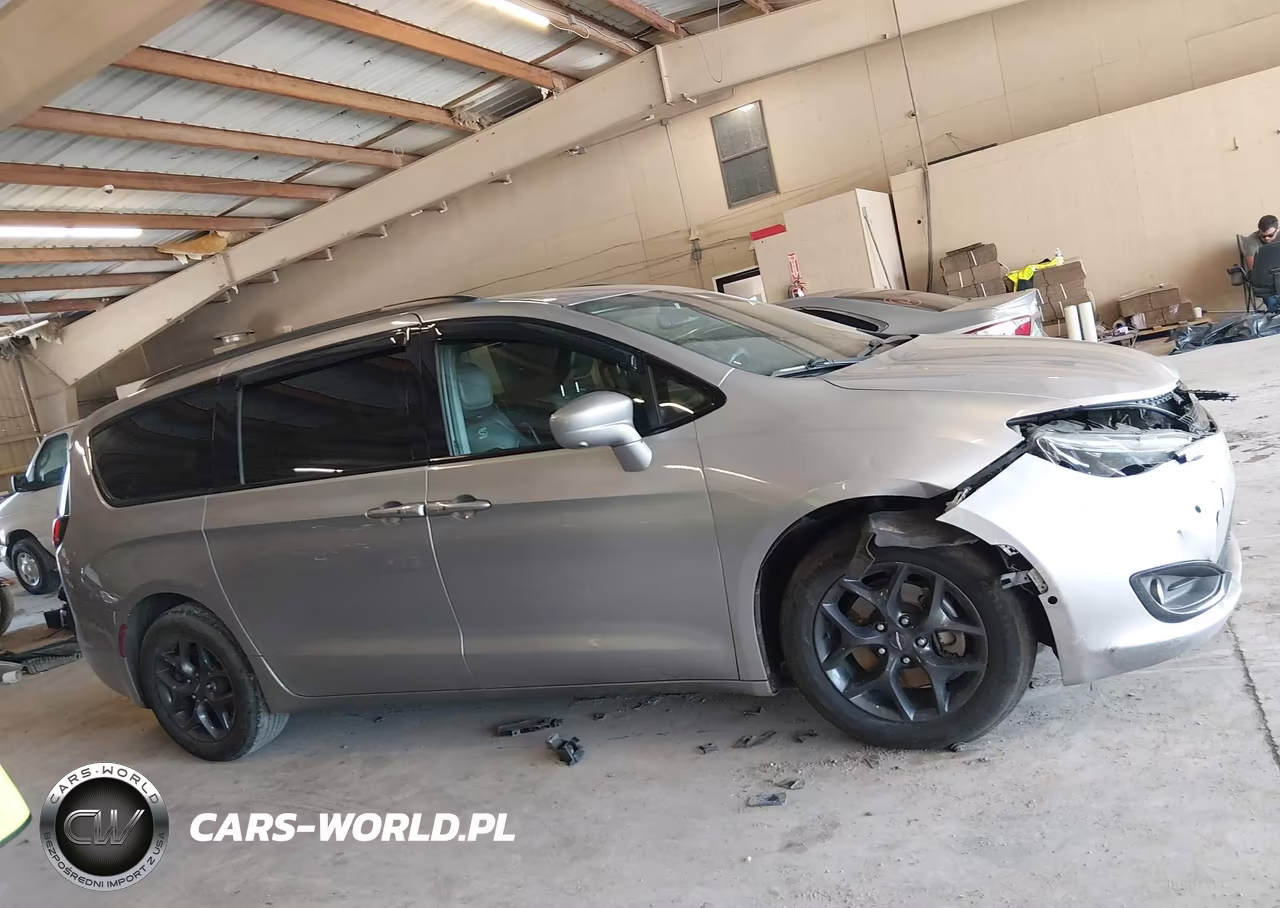2020 Chrysler Pacifica Touring L VIN:2C4RC1BG1LR233068 - 13