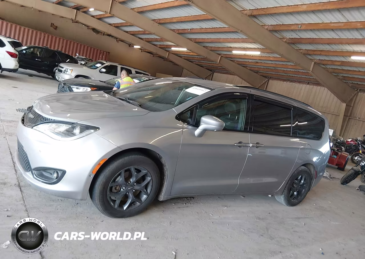 2020 Chrysler Pacifica Touring L VIN:2C4RC1BG1LR233068 - 14