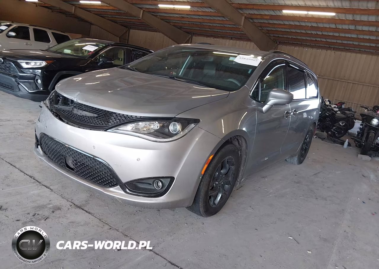 2020 Chrysler Pacifica Touring L VIN:2C4RC1BG1LR233068 - 2