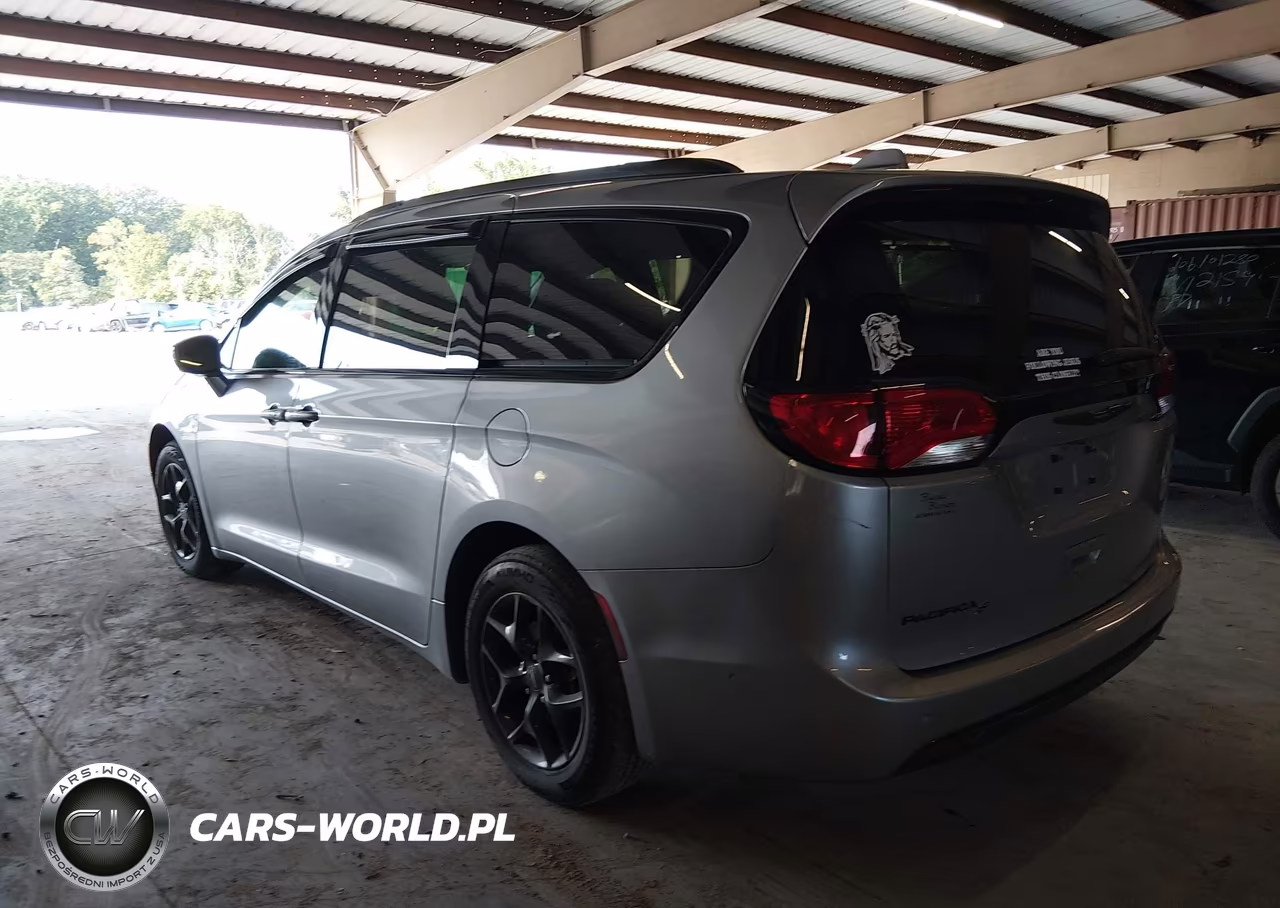 2020 Chrysler Pacifica Touring L VIN:2C4RC1BG1LR233068 - 3
