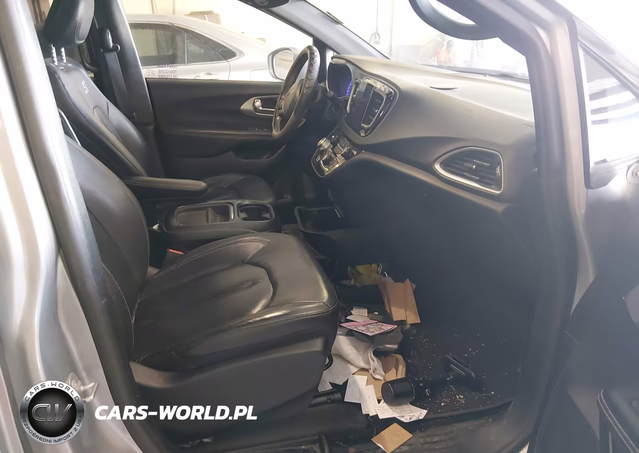 2020 Chrysler Pacifica Touring L VIN:2C4RC1BG1LR233068 - 5