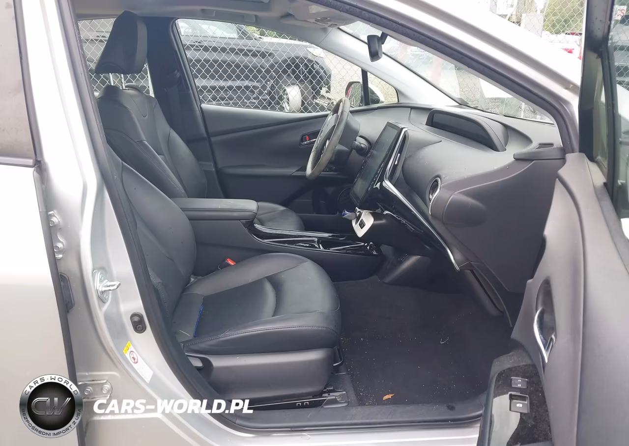 2018 Toyota Prius Four VIN:JTDKARFU9J3064851 - 5