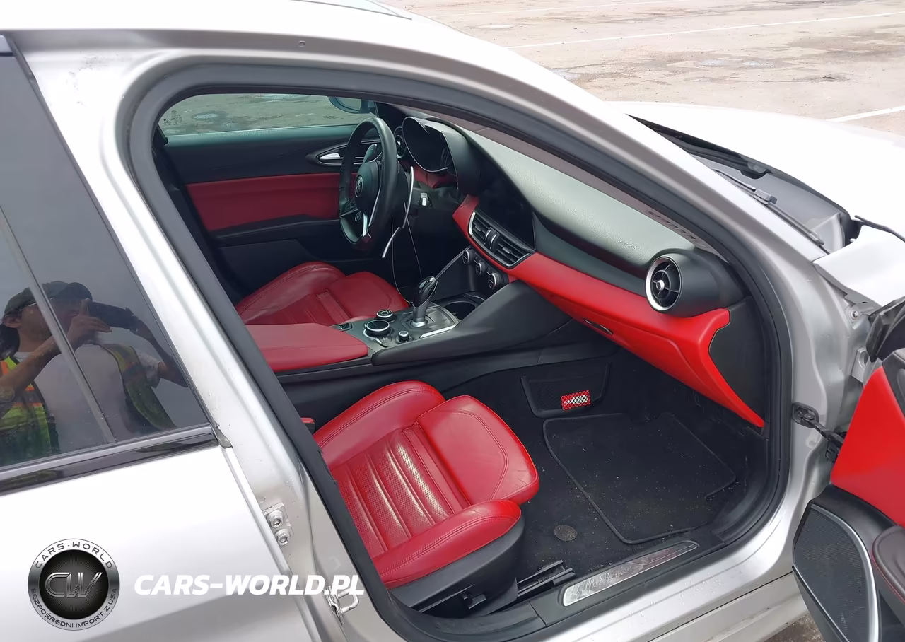 2018 Alfa Romeo Giulia Ti Sport Rwd VIN:ZARFAECN2J7568146 - 5