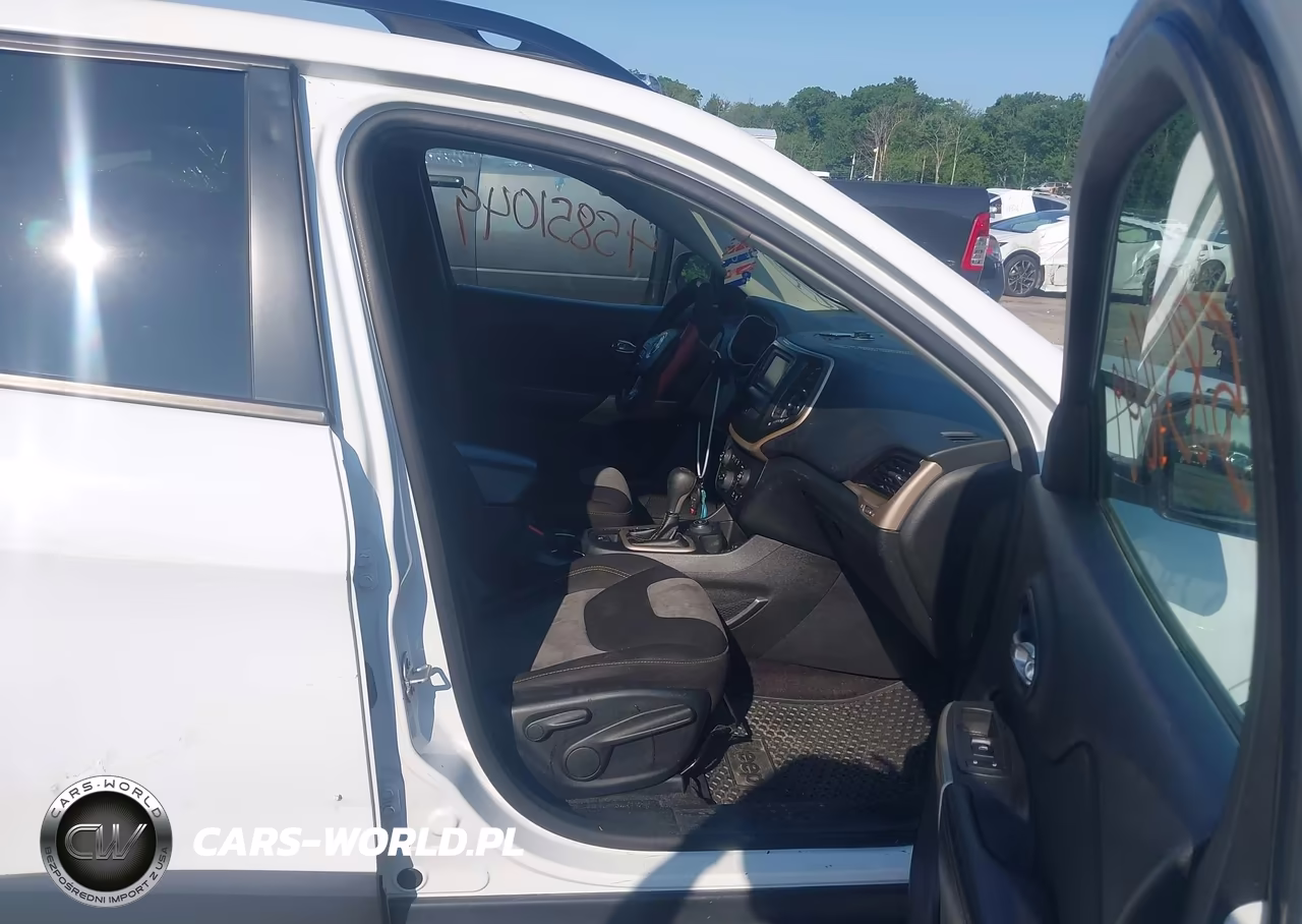 2018 Jeep Cherokee Latitude 4X4 VIN:1C4PJMCX7JD507029 - 5
