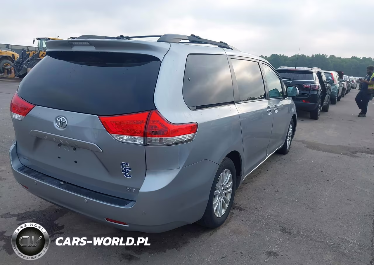 2013 Toyota Sienna Xle V6 8 Passenger VIN:5TDYK3DC2DS371411 - 4
