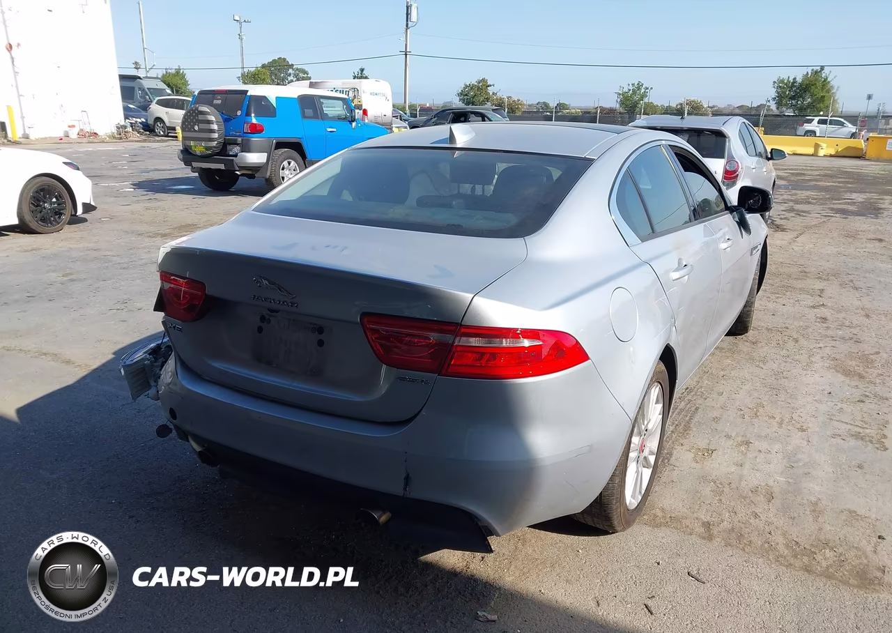2018 Jaguar Xe 25T Premium VIN:SAJAD4FX8JCP25318 - 4