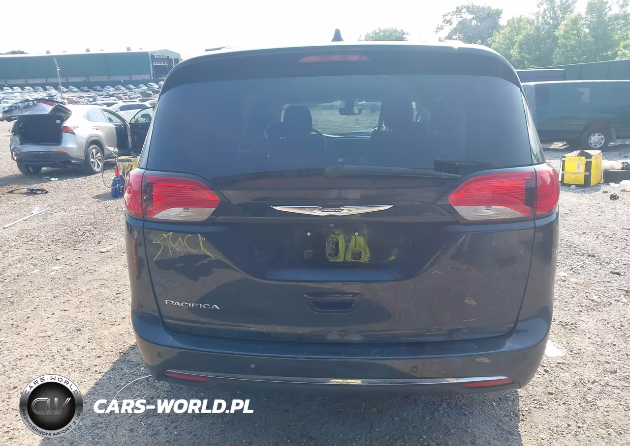 2017 Chrysler Pacifica Touring-L VIN:2C4RC1BG8HR571381 - 16