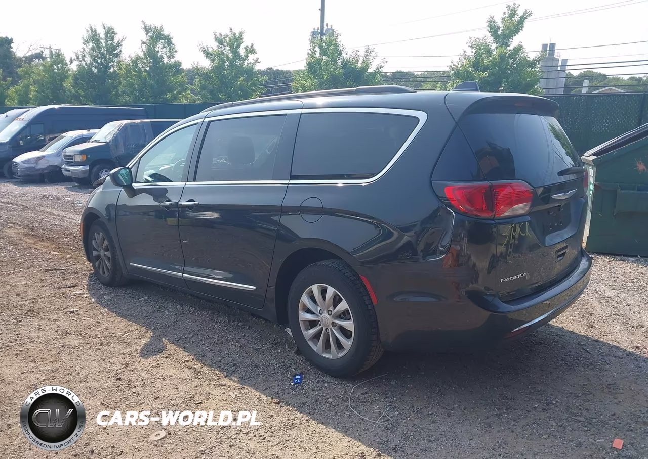 2017 Chrysler Pacifica Touring-L VIN:2C4RC1BG8HR571381 - 3