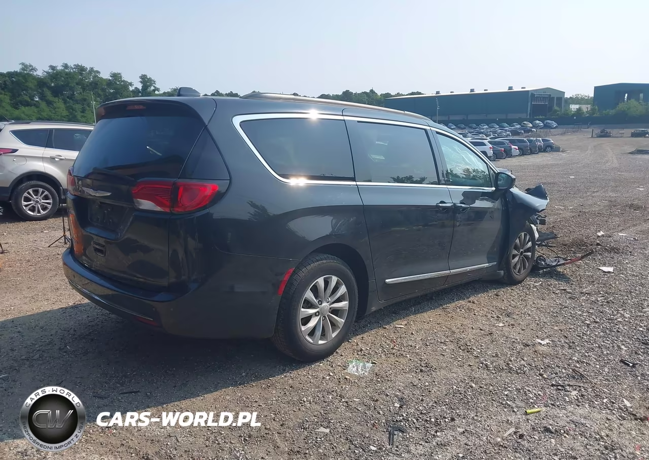 2017 Chrysler Pacifica Touring-L VIN:2C4RC1BG8HR571381 - 4