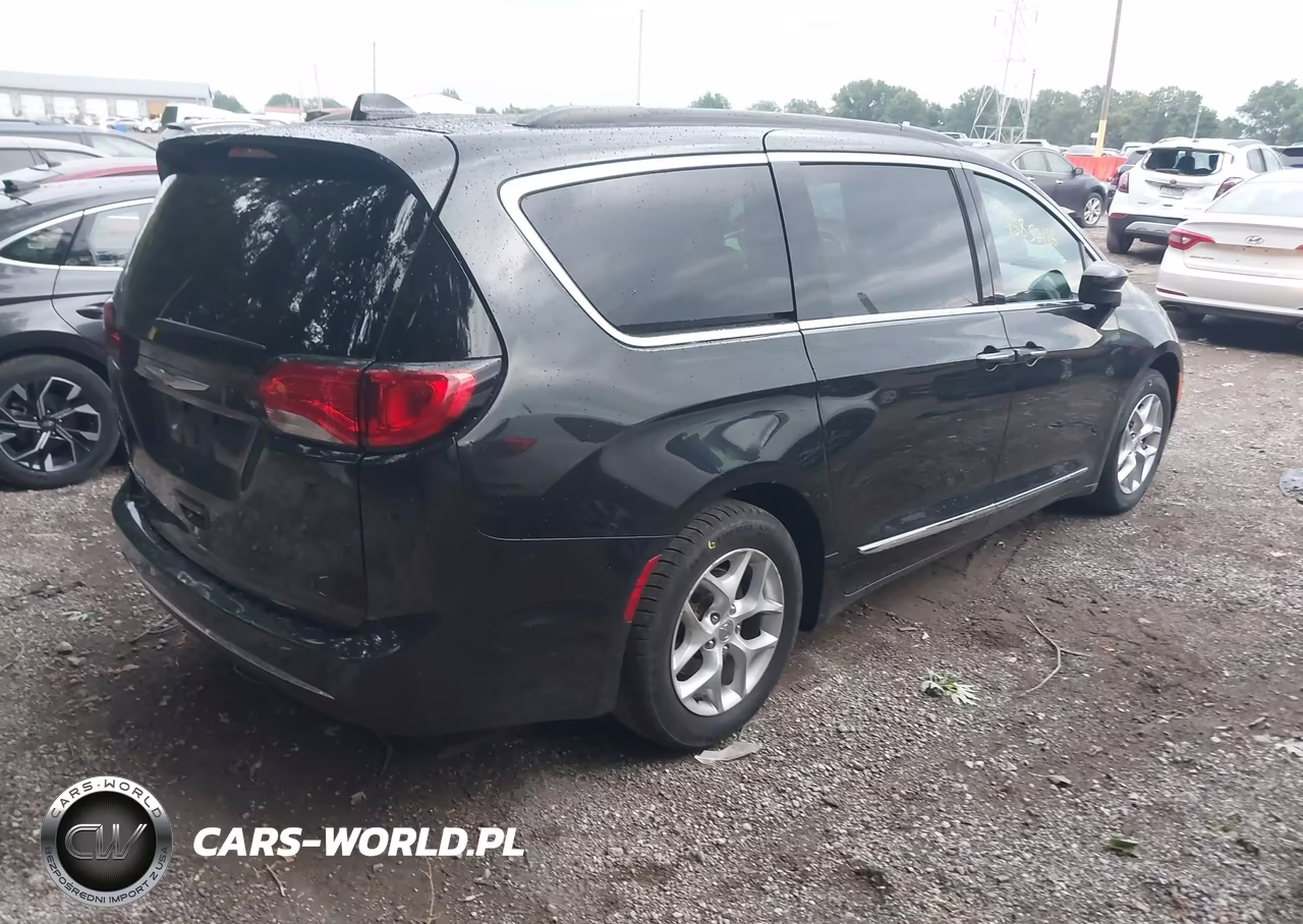 2017 Chrysler Pacifica Touring-L VIN:2C4RC1BG8HR607991 - 4