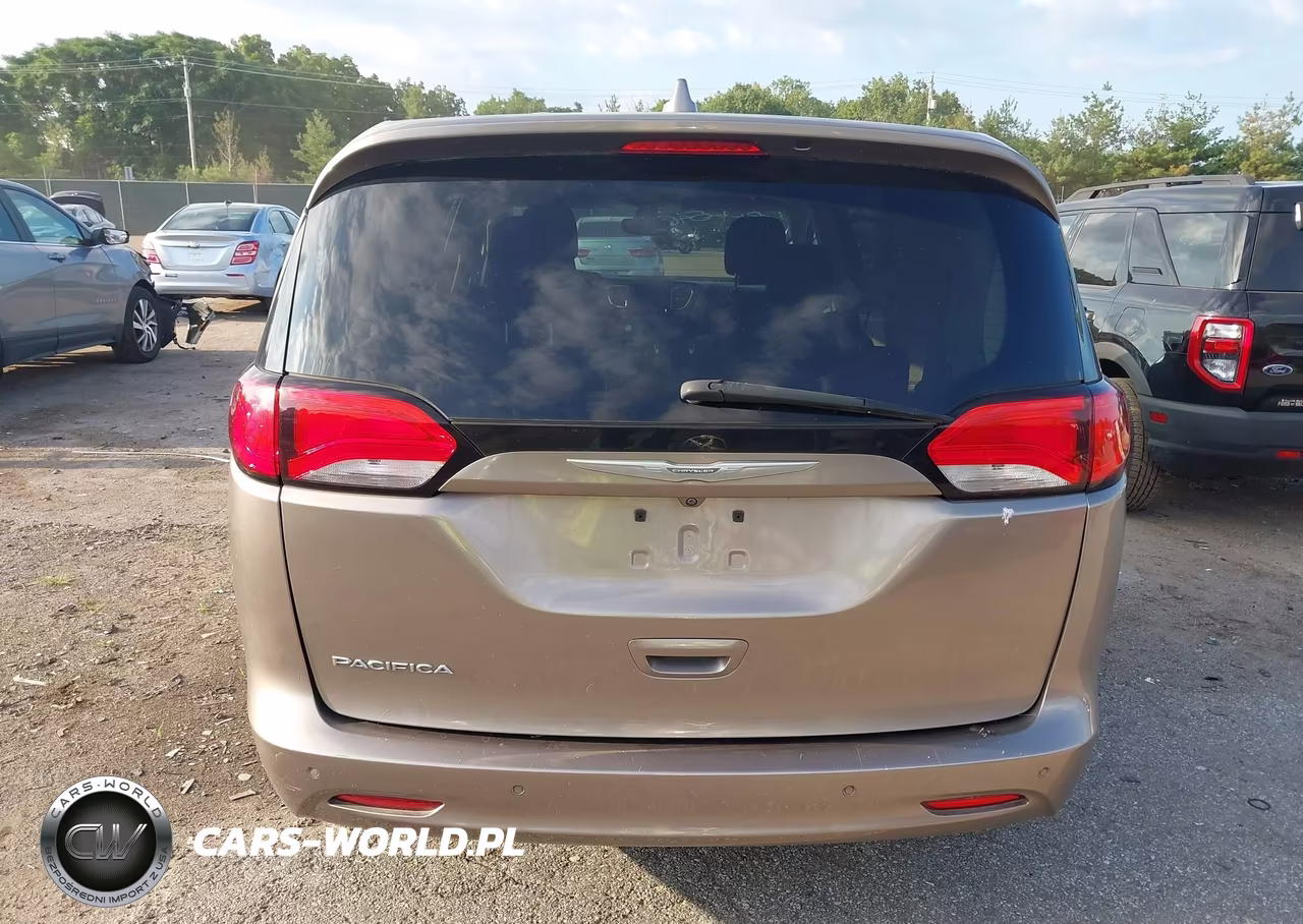 2017 Chrysler Pacifica Touring VIN:2C4RC1DG4HR642900 - 16