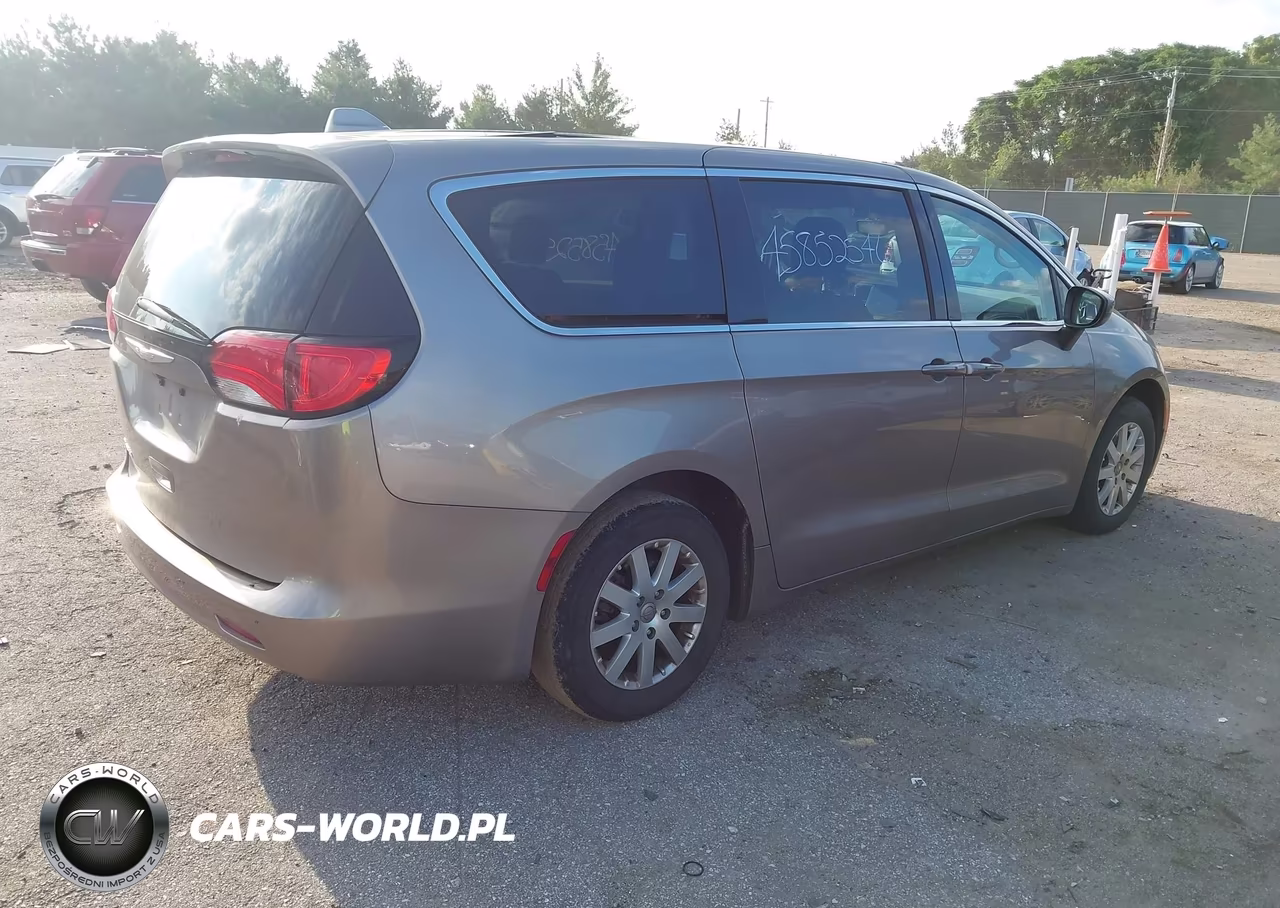 2017 Chrysler Pacifica Touring VIN:2C4RC1DG4HR642900 - 4