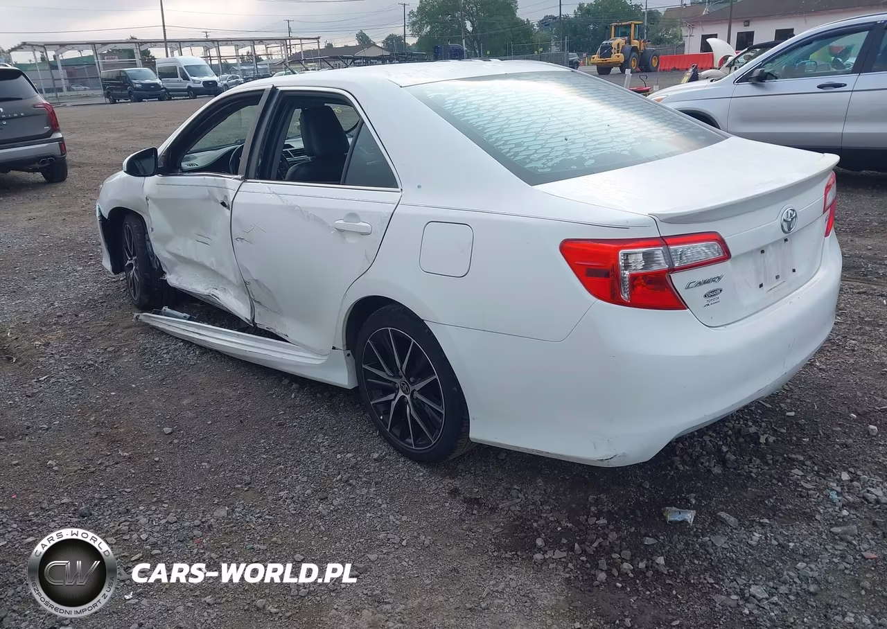 2014 Toyota Camry Se Sport VIN:4T1BF1FK0EU739953 - 3
