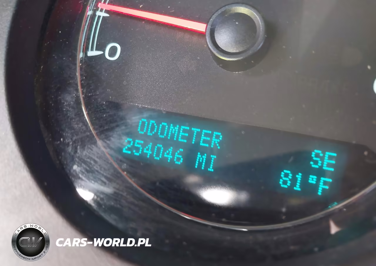 2011 Chevrolet Suburban Ls VIN:1GNSCHE01BR194549 - 15
