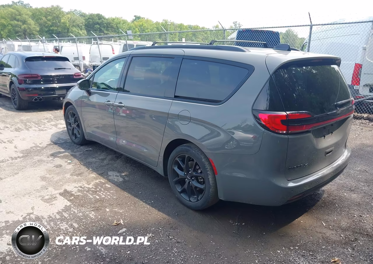 2023 Chrysler Pacifica Touring L VIN:2C4RC1BG2PR616880 - 3