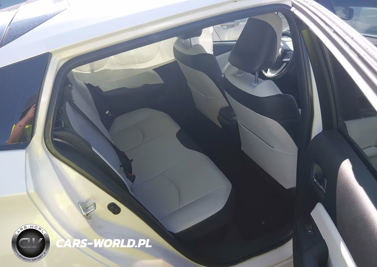 2016 Toyota Prius Four VIN:JTDKARFU2G3513165 - 8