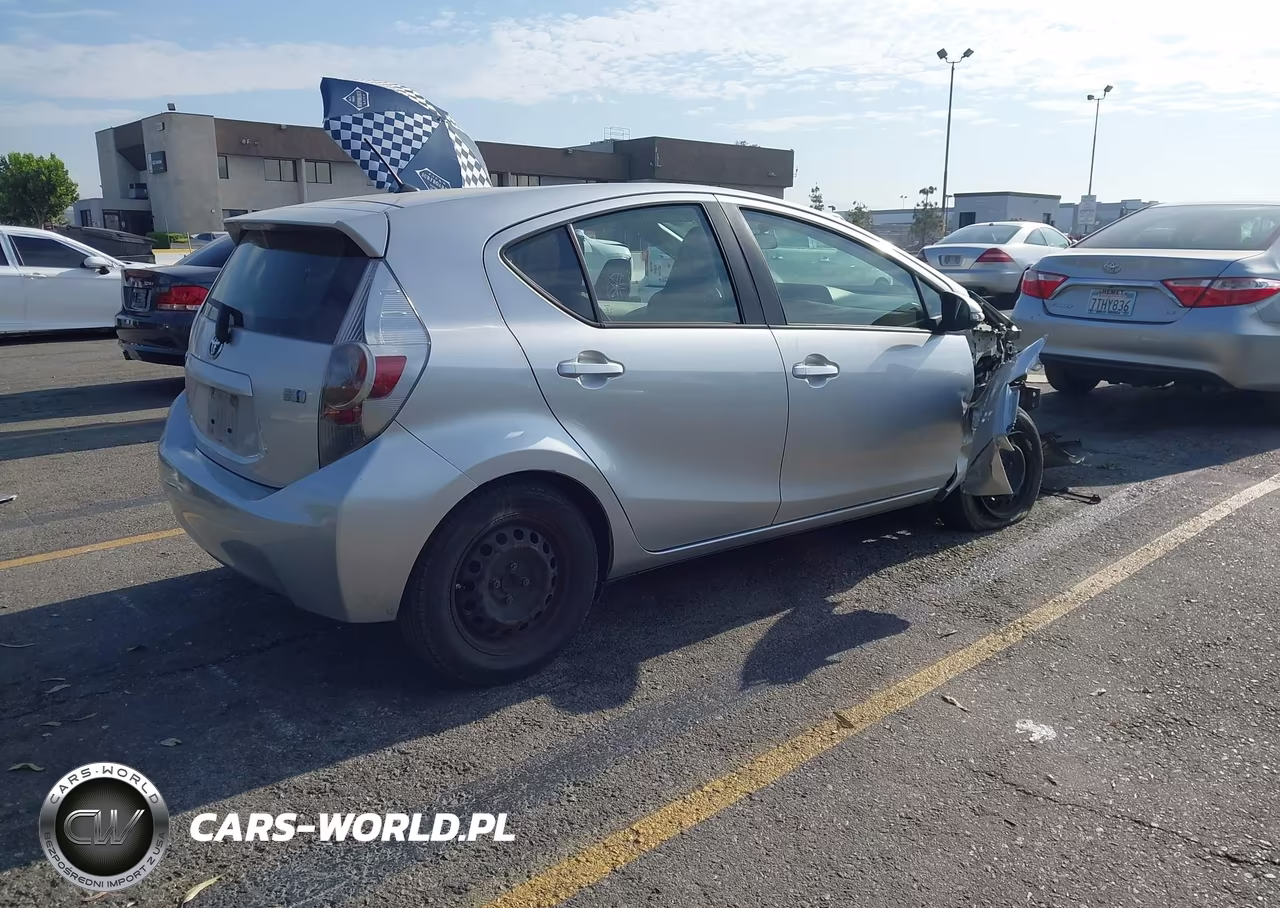 2013 Toyota Prius C One VIN:JTDKDTB32D1531514 - 4