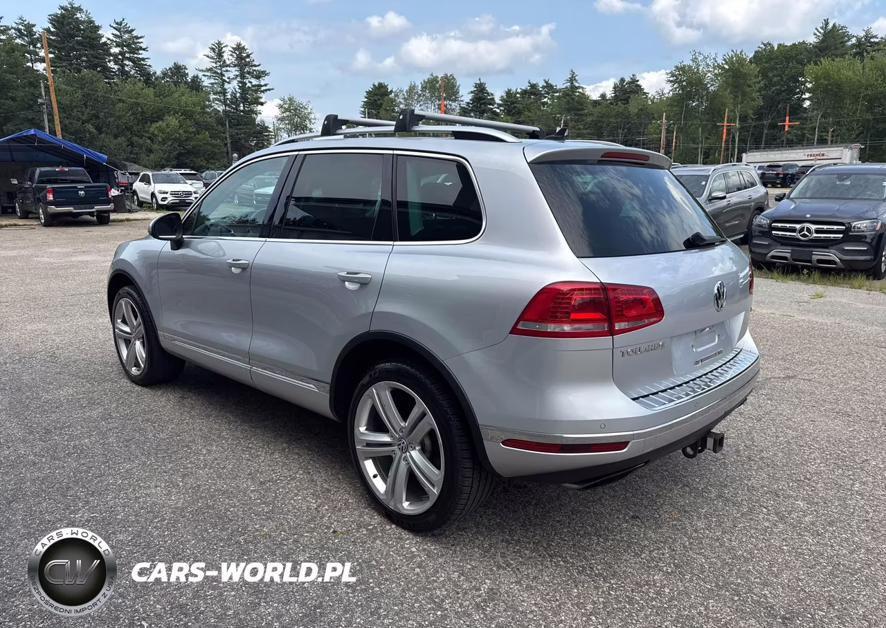 2017 Volkswagen Touareg Executive VIN:WVGGF7BP8HD001557 - 3