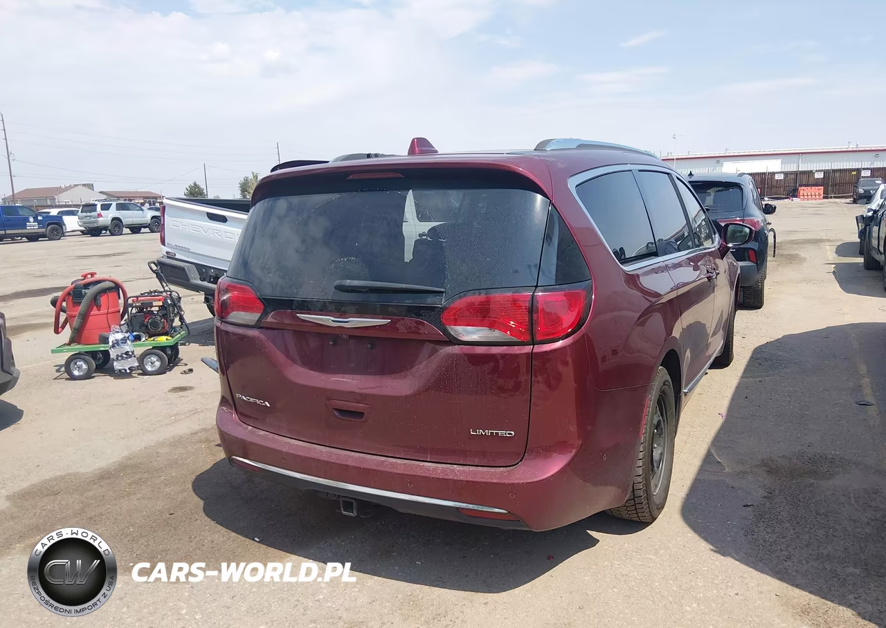 2018 Chrysler Pacifica Limited VIN:2C4RC1GG9JR117512 - 4