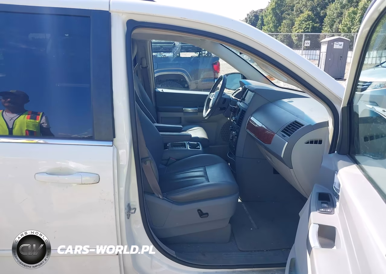 2008 Chrysler Town & Country Touring VIN:2A8HR54P48R666947 - 5