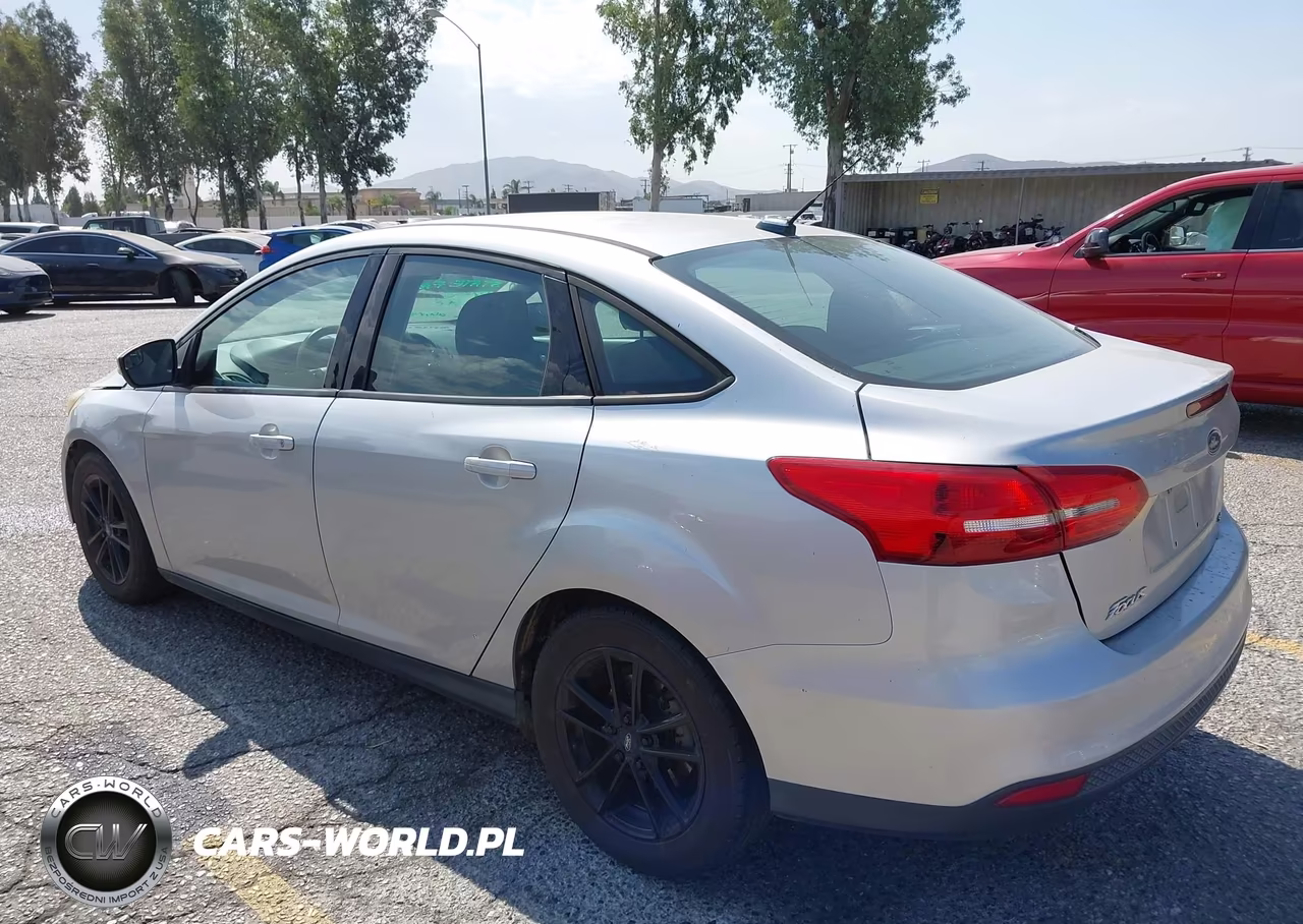 2017 Ford Focus Se VIN:1FADP3FEXHL230498 - 3