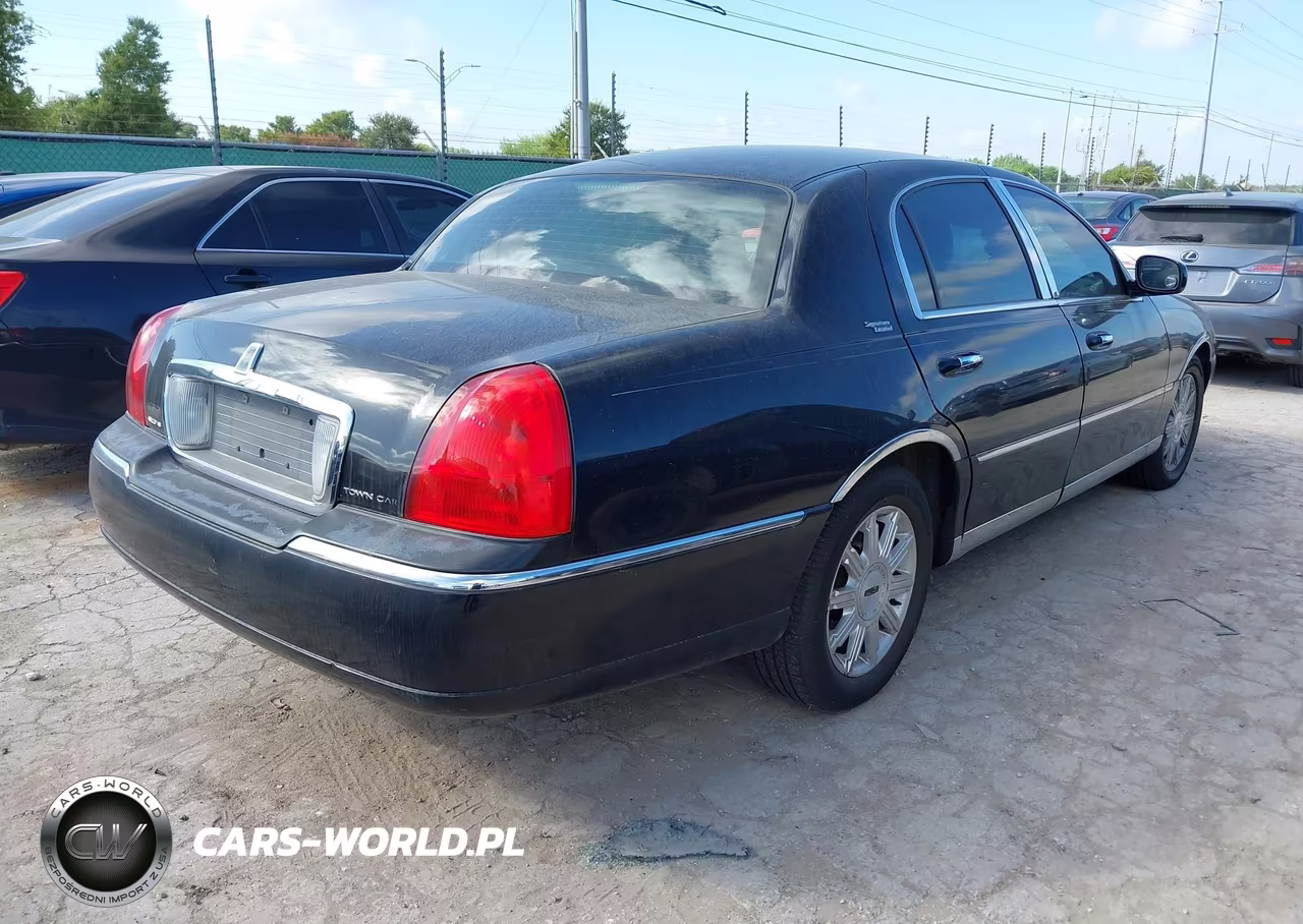 2006 Lincoln Town Car Signature Limited VIN:1LNHM82V46Y635811 - 4