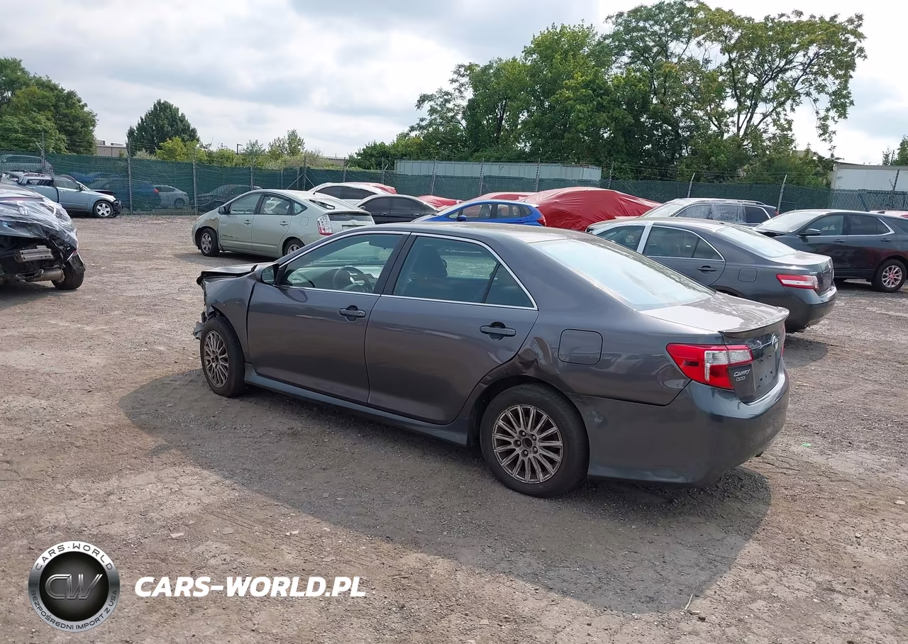 2014 Toyota Camry Se Sport VIN:4T1BF1FK1EU470569 - 3