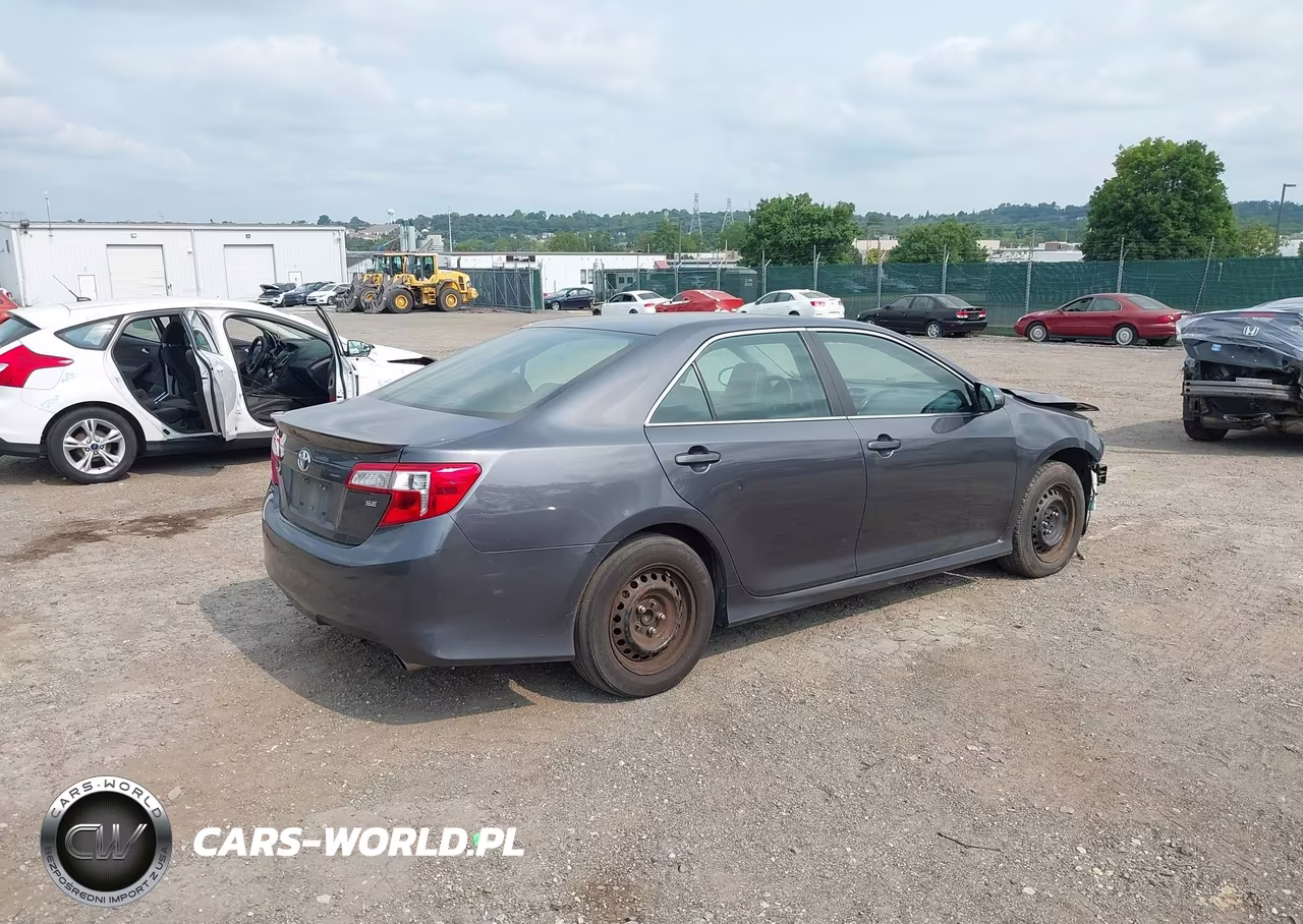 2014 Toyota Camry Se Sport VIN:4T1BF1FK1EU470569 - 4