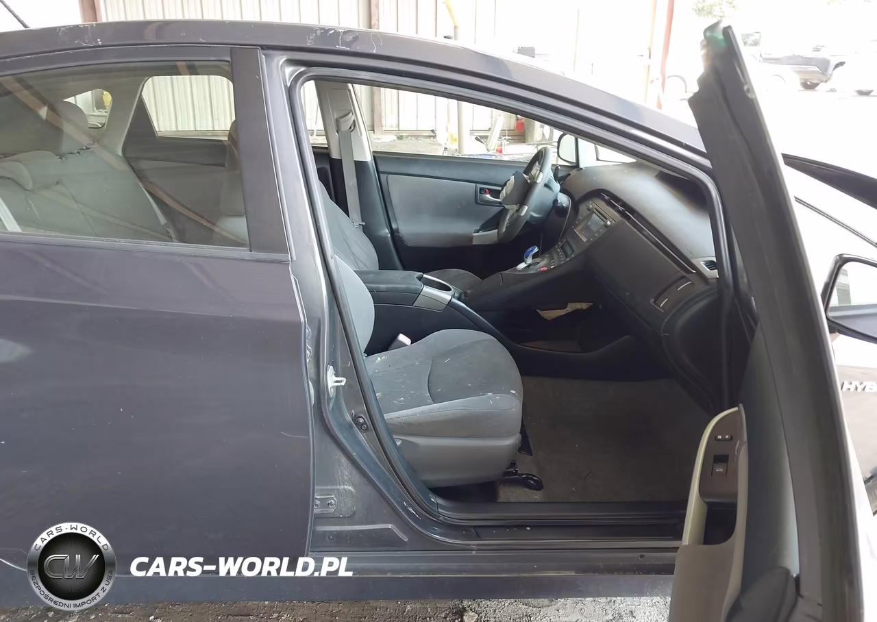 2013 Toyota Prius Two VIN:JTDKN3DU5D5557830 - 4