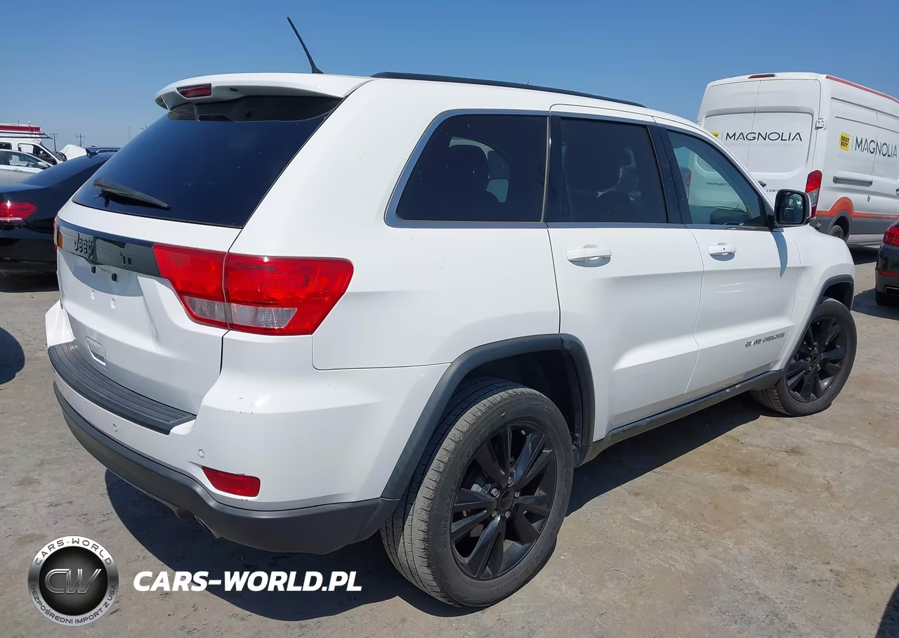 2013 Jeep Grand Cherokee Laredo Altitude VIN:1C4RJFAT3DC562110 - 4