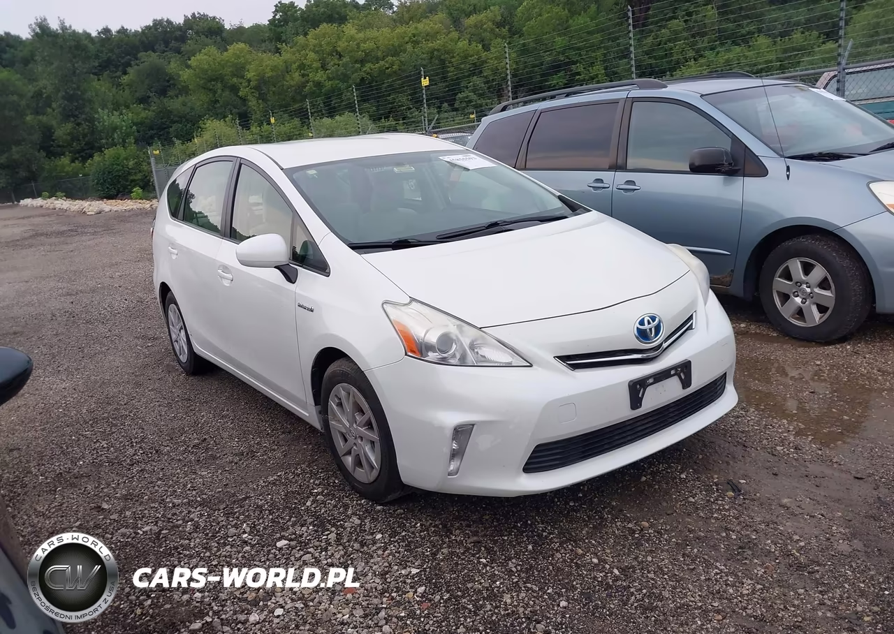 2014 Toyota Prius V Two – zdjęcie 1 z 15
