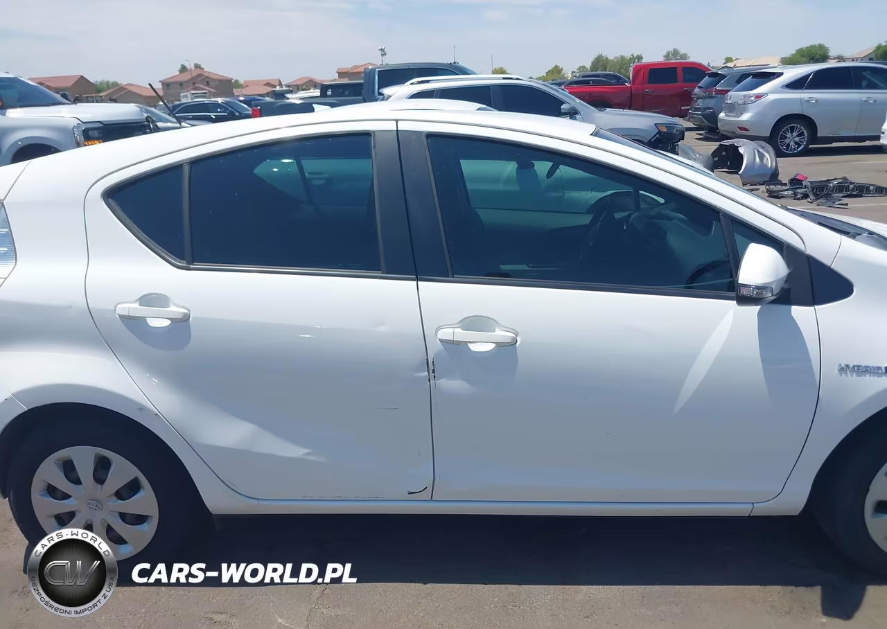 2013 Toyota Prius C One VIN:JTDKDTB35D1555886 - 13