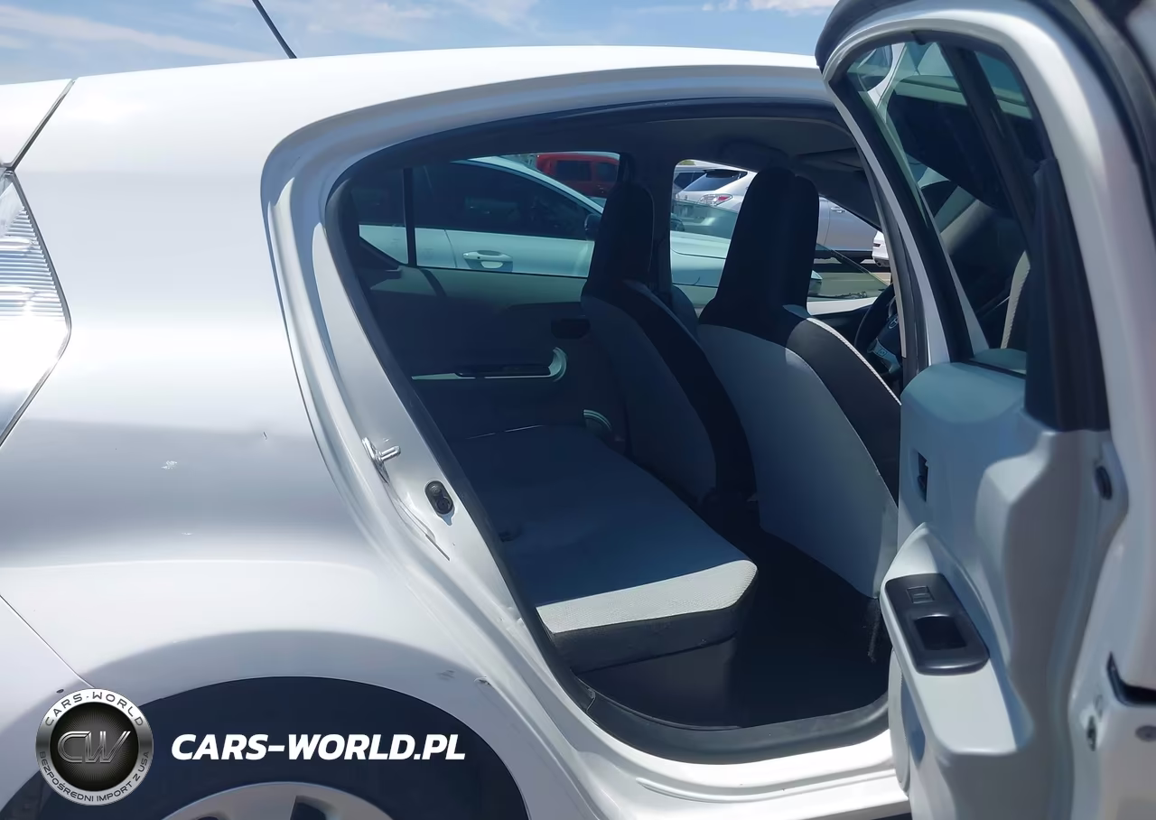 2013 Toyota Prius C One VIN:JTDKDTB35D1555886 - 8