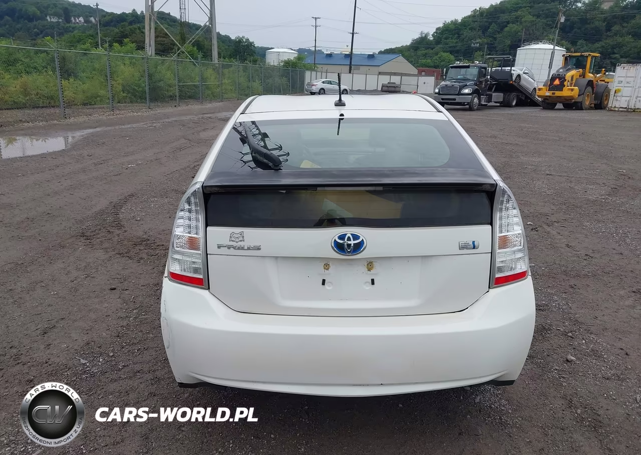 2011 Toyota Prius Two VIN:JTDKN3DU4B5330495 - 16