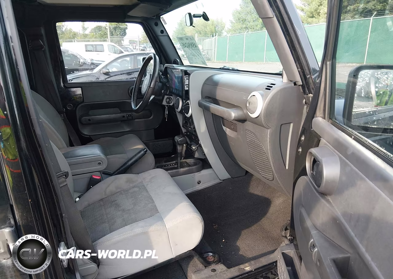 2008 Jeep Wrangler Unlimited Sahara VIN:1J4GA59198L503440 - 5