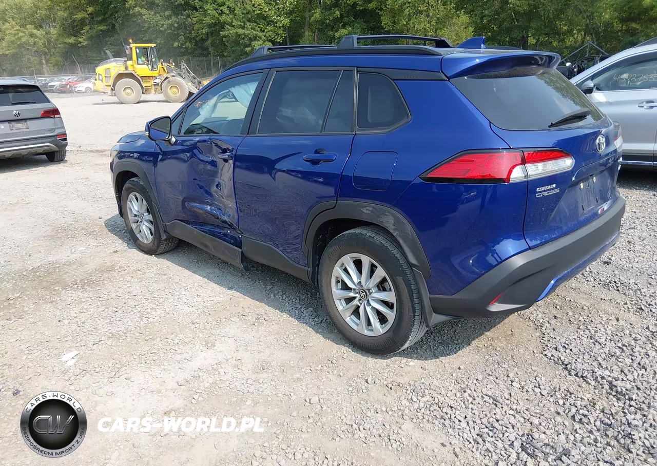 2022 Toyota Corolla Cross Le VIN:7MUCAABG2NV037104 - 3