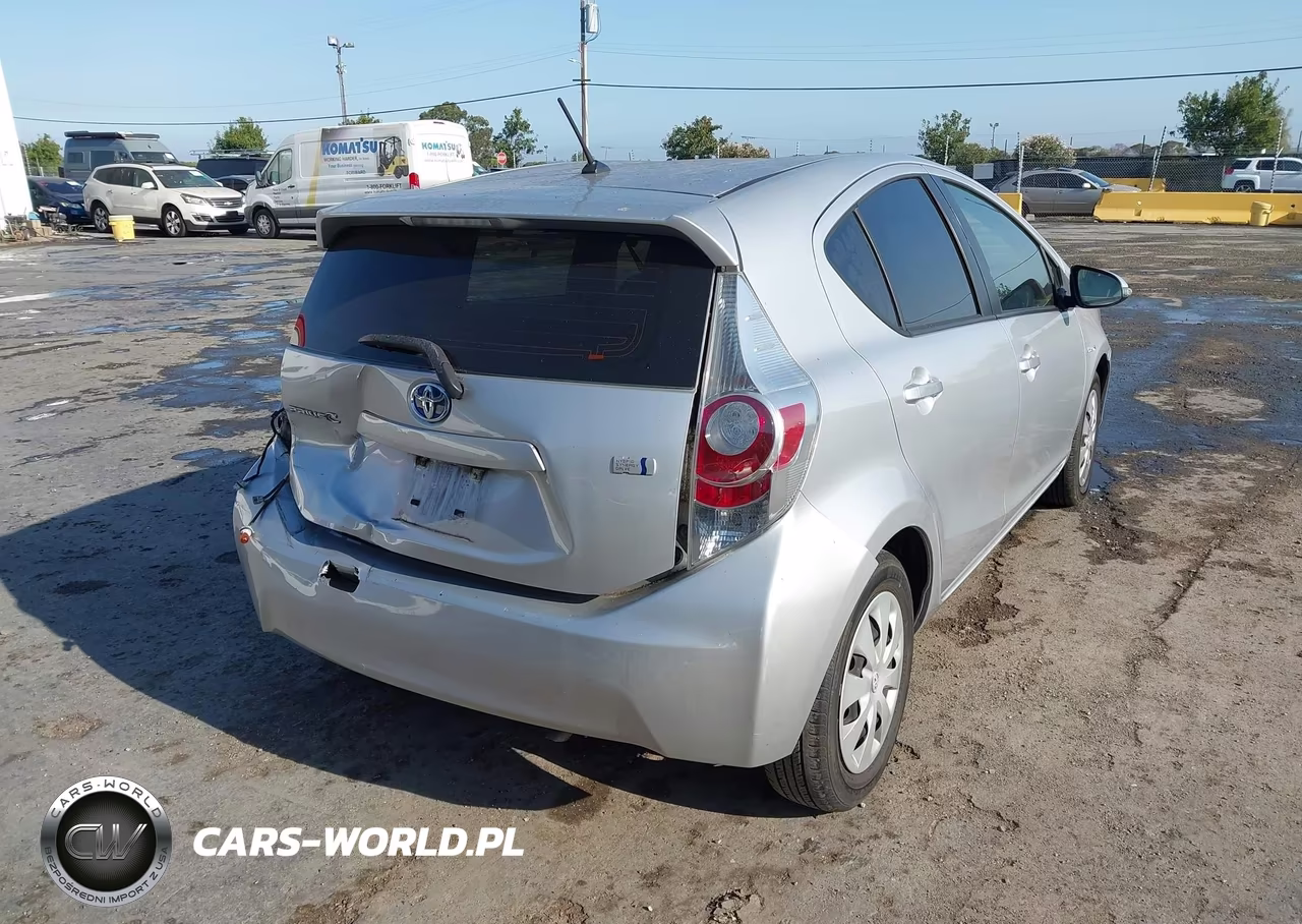 2014 Toyota Prius C One VIN:JTDKDTB35E1075896 - 4